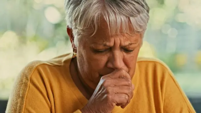 Mujer mayor tosiendo