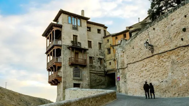 أحد المنازل المعلقة في المدينة