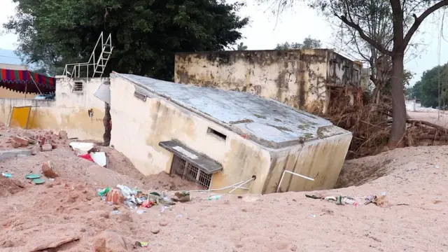 తొగరుపేటలో వరద ఉద్ధృతికి ధ్వంసమైన భవనాలు