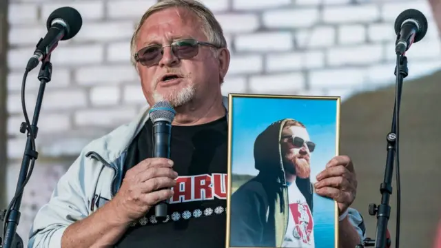 Александр Фурманов с портретом сына Дмитрия