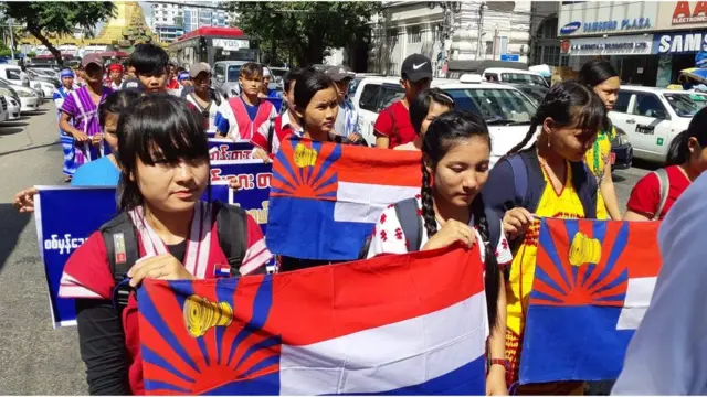 နော်အုန်းလှ ရုံးထုတ် လာရောက် ဝန်းရံသူများ