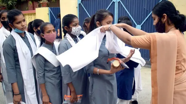 उत्तर प्रदेश के प्रयागराज में 12वीं की परीक्षा देने पहुँची छात्राएँ