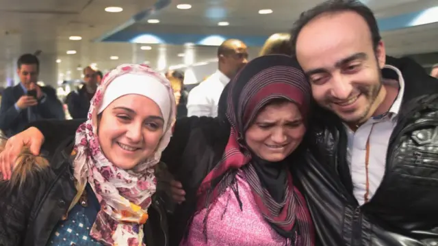 Una familia de inmigrantes se encuentra en un aeropuerto de Estados Unidos.