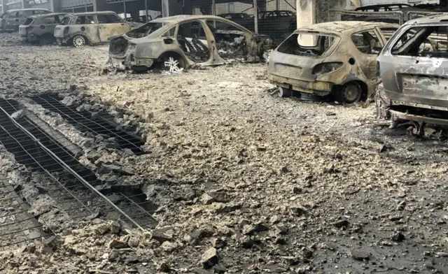 સળગી ગયેલી કારોની તસવીર