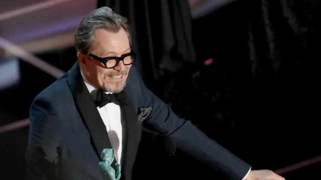 Gary Oldman al recoger el SAG como mejor actor por "Darkest Hour"