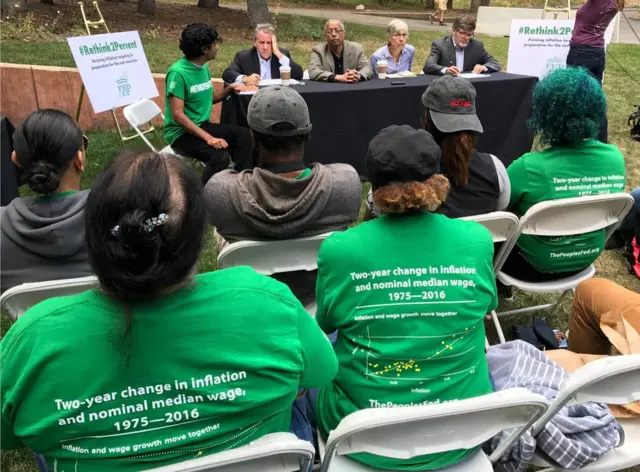 De izquierda a derecha, Gene Sperling, exdirector del Consejo Económico Nacional de Estados Unidos, William Spriggs, economista jefe del AFL-CIO, Susan Helper, quien fuera economista jefe en el Departamento de Comercio de EE.UU., y Josh Bivens, director de investigación y políticas del Instituto de Políticas Económicas, hablan ante el público en un panel organizado por la coalición Fed Up! el 24 de agosto de 2017 en Jackson Hole, Wyomimg.