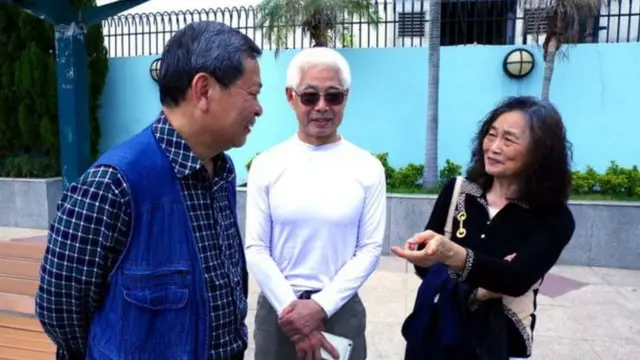 Chan (dhexda) oo xaaskiisa baraya Ha