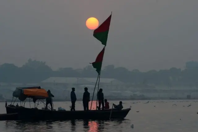 انڈین لوگ ایک کشتی میں سوار