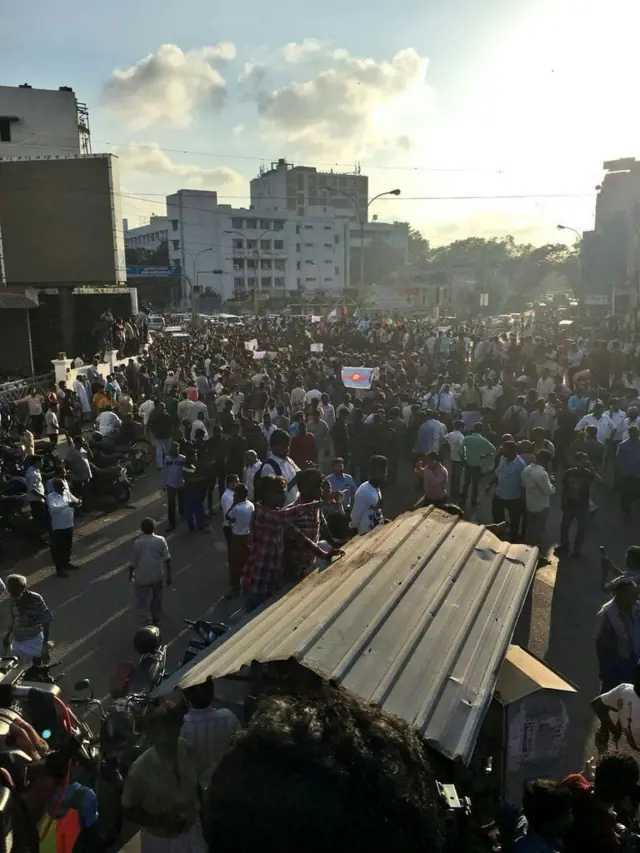 பூட்டு போடும் போராட்டம் முதல் சிக்ஸர் வரை! - நேற்றைய சேப்பாக்கம் காட்சிகள்