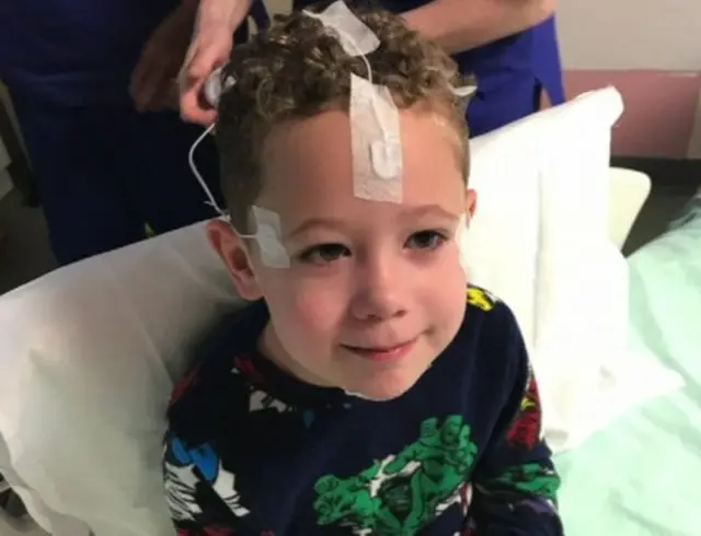 নোয়ার ঘুমানোর প্যাটার্ন পরীক্ষা করছেন ডাক্তাররা