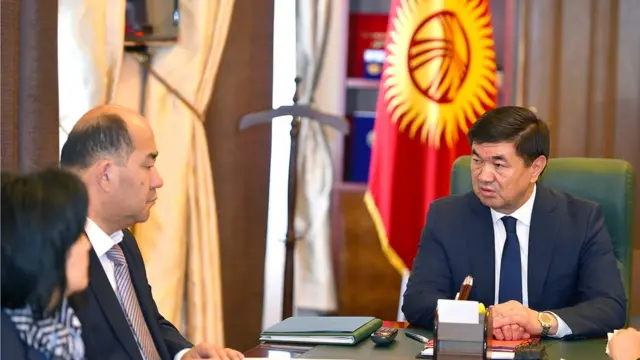 Премьер-министр М. Абылгазиев өкмөт мугалимдердин эмгек акысын көтөрүү үчүн керектүү каражатты тапканын баса белгиледи.