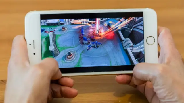 Videojugador con un teléfono.