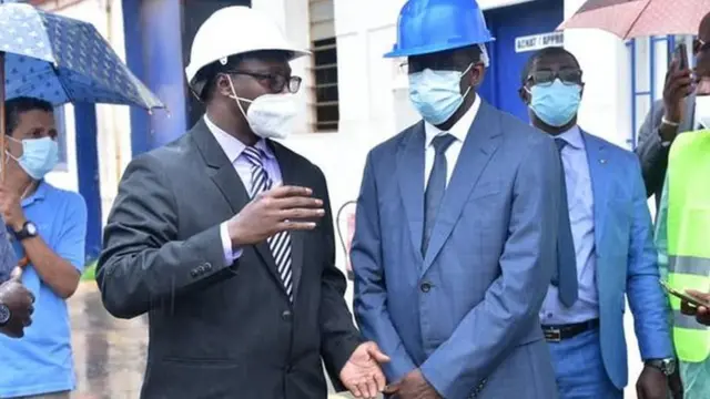 Le minstre de la santé et de l'action sociale du Sénégal Abdoulaye Diouf Sarr (à droite) en discussion avec un gazier