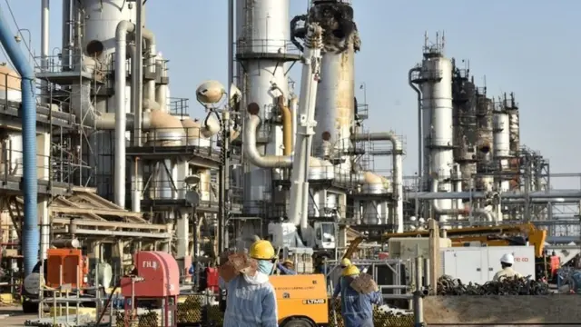 அப்கைக் எனும் இடத்தில் அமைந்துள்ள அரம்கோ நிறுவனத்தின் மிகப்பரிய எண்ணெய் சுத்திகரிப்பு நிலையம்