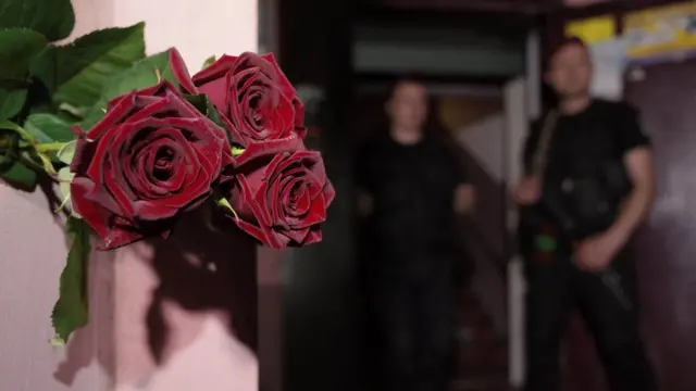 Цветы у квартиры