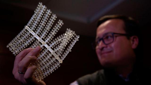 Homem com objeto transparenteapostas jogos copauma conferênciaapostas jogos copatecnologia