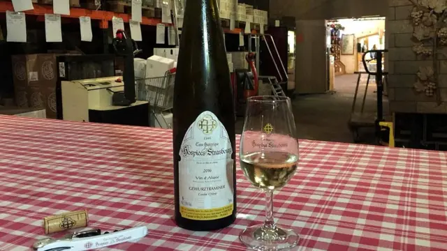 Перед тем, как поступить в продажу, вино выдерживается в погребе Cave Historique des Hospices de Strasbourg от шести до 10 месяцев