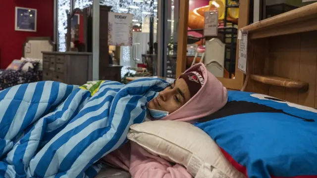 Evlerinde elektrik kesintisi yaşayan Teksaslılar ısınmak için dükkanlara sığındı.