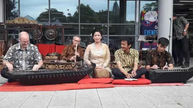 Hendrawati Ashworth dan Simon Cook.