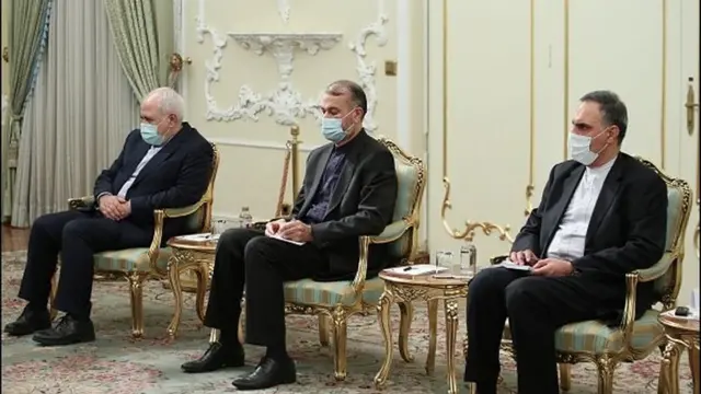 حسین امیرعبداللهیان (نفر وسط) در سال های اول وزارت محمدجواد ظریف (نفر اول از چپ) معاون وی در امور کشورهای عربی بود