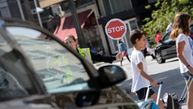 Crianças atravessando a rua