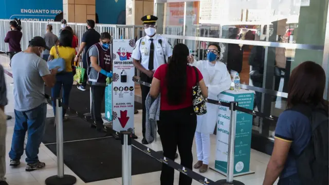 pessoasareacontroletemperatura depoisgoverno do Distrito Federal autorizar a aberturashoppings