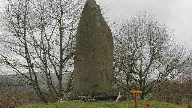 Монумент на месте гибели Хлуэллина-ап-Гриффида