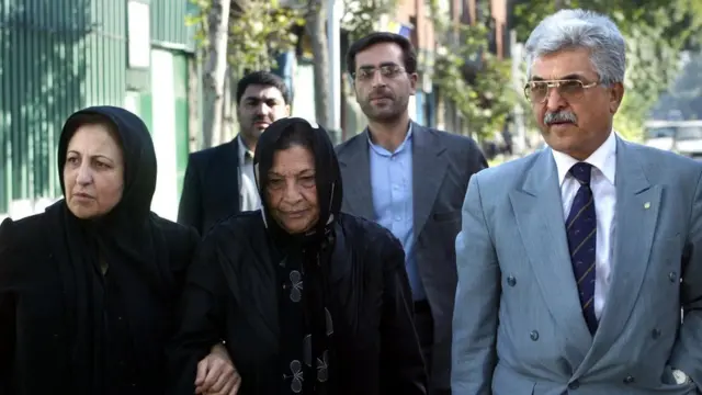 از راست محمد سیف زاده، وکیل خانواده زهرا کاظمی، مادر زهرا کاظمی و شیرین عبادی یکی دیگر از وکلای خانواده