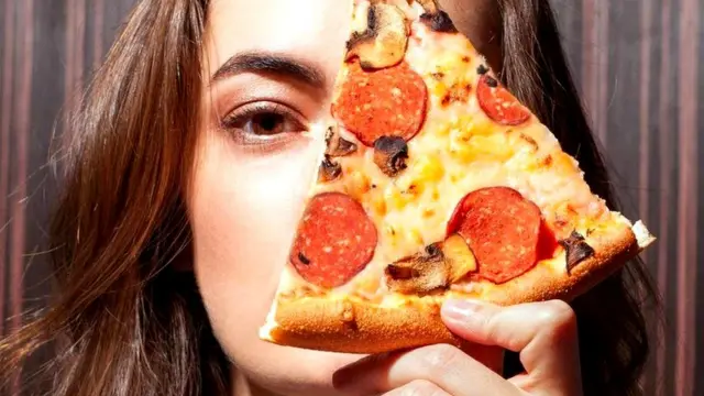 Девушка и пицца