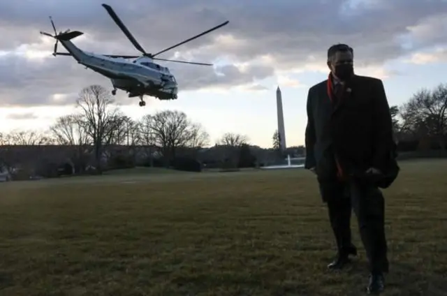 Ndege ya Marine One ikitua katika Ikulu ya White House huku rais Trump akisubiri