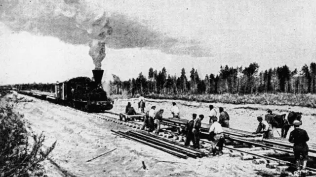 1903માં ટ્રાન્સ-સાઇબિરિયન રેલવેનું કામકાજ ચાલતું હતું તે વખતનો ફોટોગ્રાફ