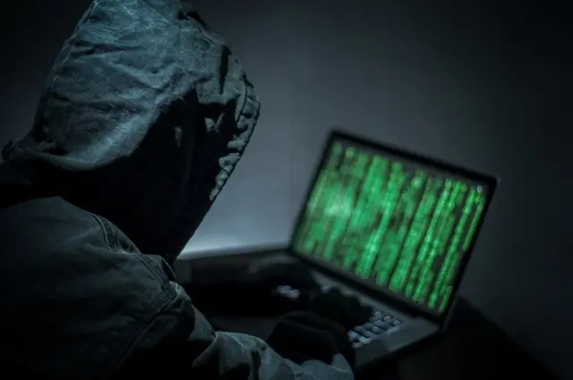 Hacker usando computador