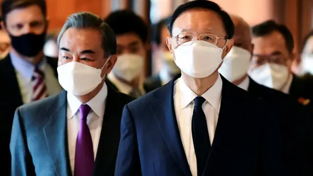 中共政治局委員楊潔篪（前右）和外長王毅（前左）抵達會場