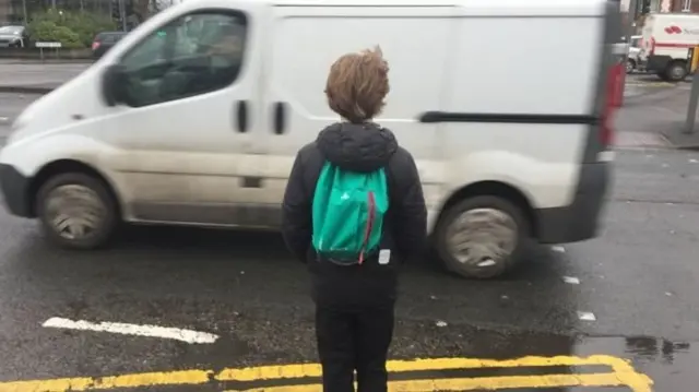 โลแกน เอ็ดดี้ ช่วยทดสอบเครื่องตรวจวัดมลภาวะ