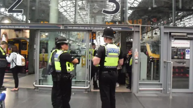 রেল স্টেশনে পুলিশের সতর্ক দৃষ্টি