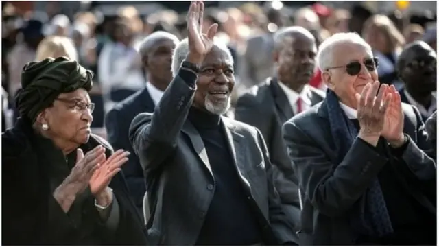 Une photo prise juste un mois avant sa mort, lors d'une réunion du groupe des "Elders", à Johannesburg.