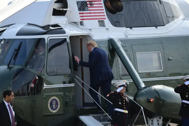 Tramp ulazi u helikopter