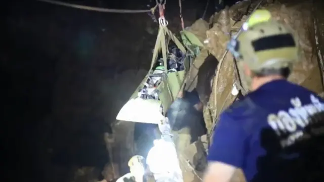 การนำตัวเด็กออกจากถ้ำหลวง