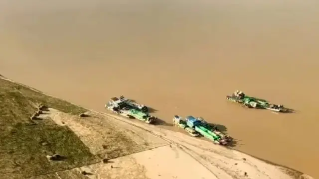 ချင်းတွင်းမြစ်အတွင်း စစ်ကောင်စီရေယာဥ်တစ်စီ ပစ်ခတ်ခံရပြီး ရပ်ထားစဥ်