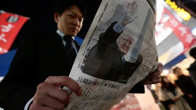 Японец читает газету