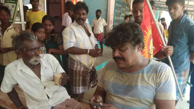 கவனத்தை ஈர்க்கும் வகையில் வாக்கு சேகரிக்கும் மன்சூர்அலிகானுடன் நேர்காணல்