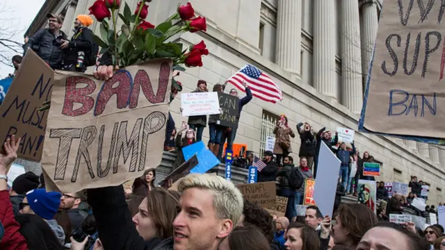 ผู้ประท้วงรวมตัวใกล้กับทำเนียบขาวเพื่อประท้วงประธานาธิบดีโดนัลด์ ทรัมป์ ของสหรัฐฯ ที่ออกคำสั่งห้ามพลเมืองจากชาติมุสลิมเดินทางเข้าประเทศ