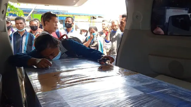 Keluarga menangis di depan peti jenazah PMI nonprosedural tahun 2021.