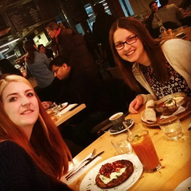 Элеанора с подругой