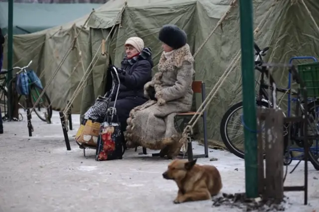 Женщины у обогреваемых тентов в Авдеевке