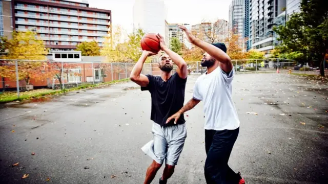 Чак и када се касније током живота развију појединачне личности браће и сестара, разлике између њих могу да наставе да изазивају такмичење