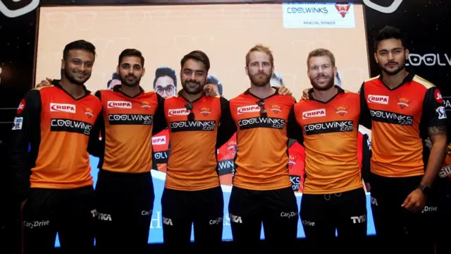 আইপিএলে সানরাইজার্স হায়দ্রাবাদের সতীর্থদের সাথে সাকিব আল হাসান