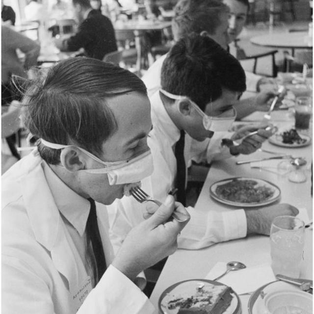 1968年底，佛罗里达医科学生测试外科手术口罩对防御香港流感的有效性