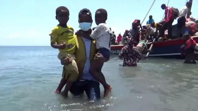 Raia wakitoroka vita kwa kutumia njia ya majini Msumbiji