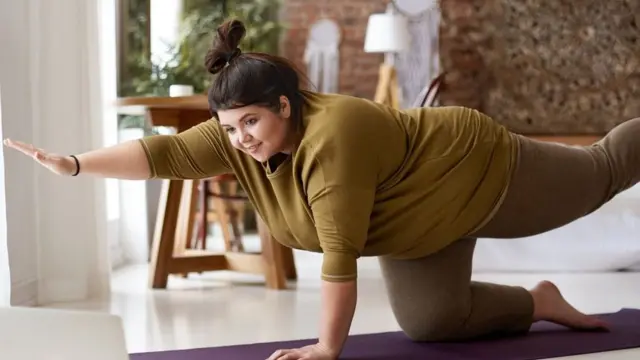 شابة تمارس اليوغا